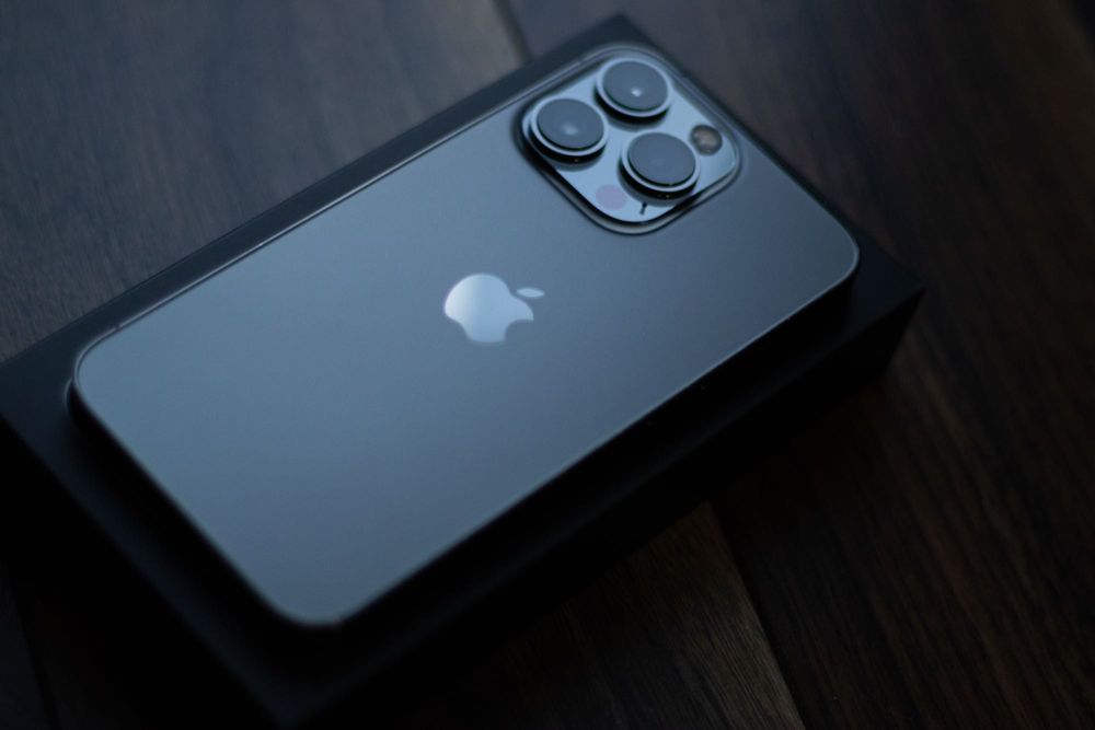 iPhone 13 Pro - 128 GB - Cinza Graphite c/ acessórios