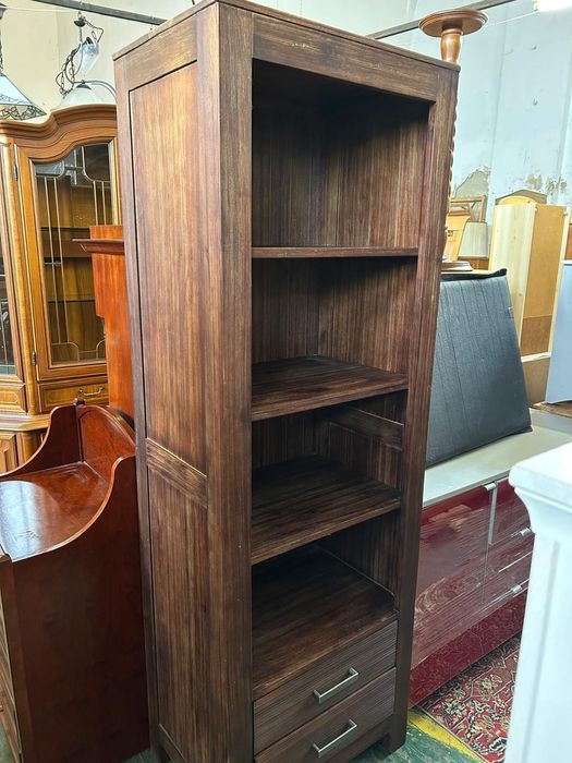 Drewniany regał z szufladami