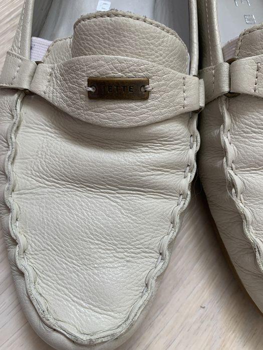 Молочные кожанные туфли ( светлые мокасины) от jette.