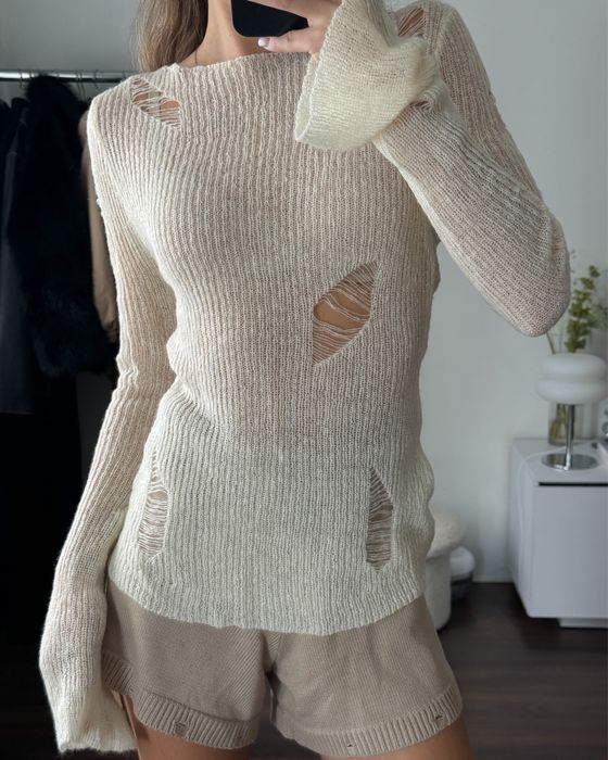 вʼязаний молочний лонгслів з рваностями