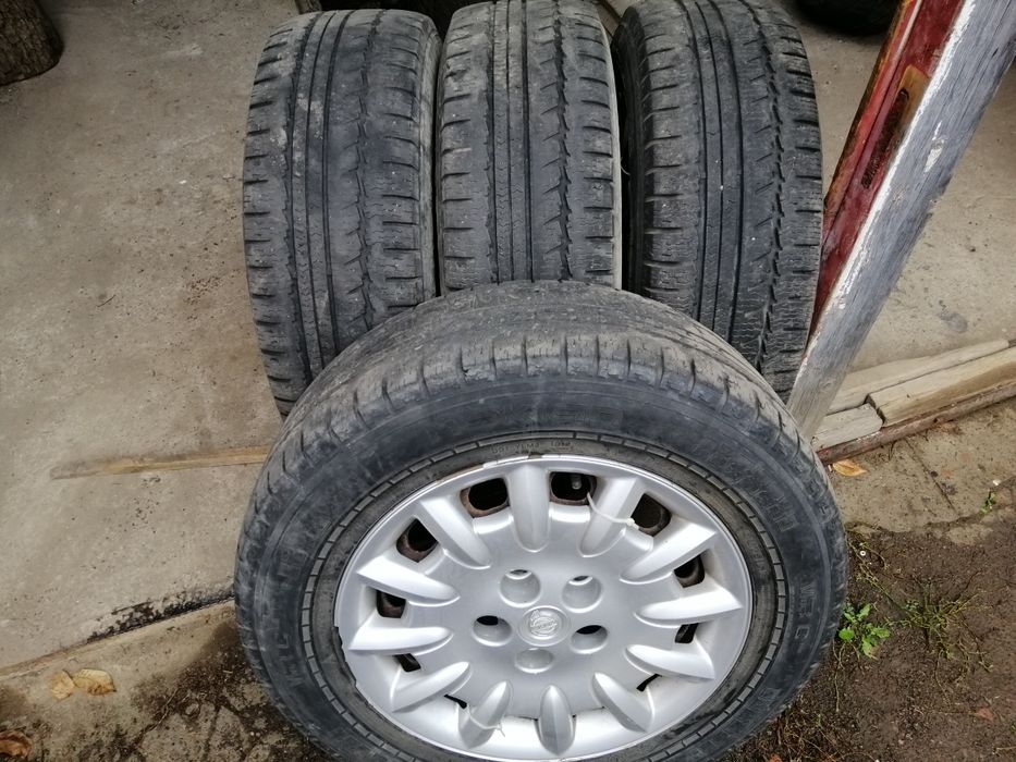 Терміново продам зимову резину 215 65 16С