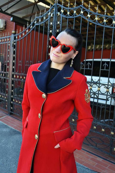 Красное пальто с золотыми пуговицами Moschino