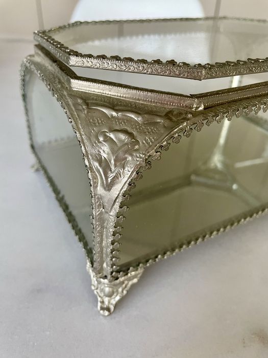 Caixa de joias espelhada com detahes em latão | Zara Home