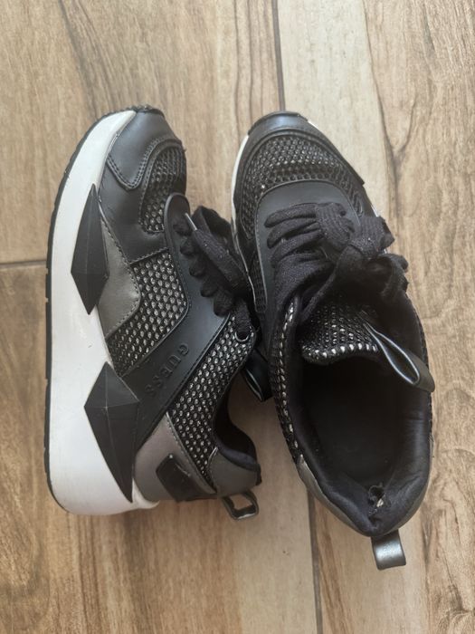 Продам оригінальні , жіночі кросівки / кеди GUESS в розмірі 35
