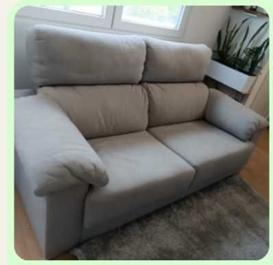 Sofá em pele cinza claro