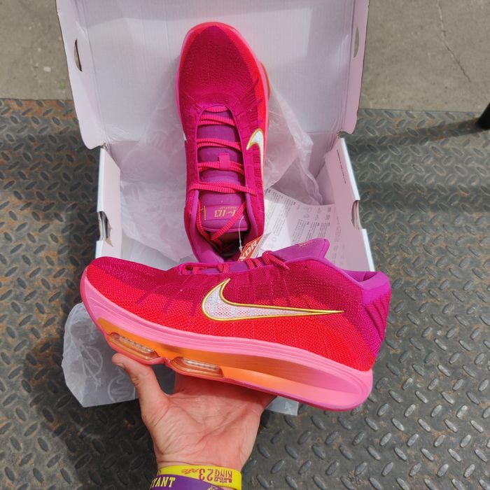 Рожеві баскетбольні волейбольні кросівки Nike hustle 3