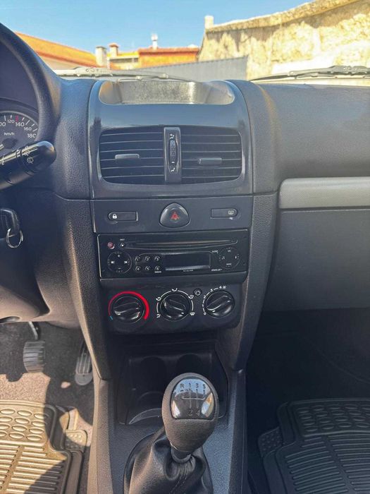 Renault Clio II 1.5 dCi Comercial (2002) – Muito Estimado & Económico