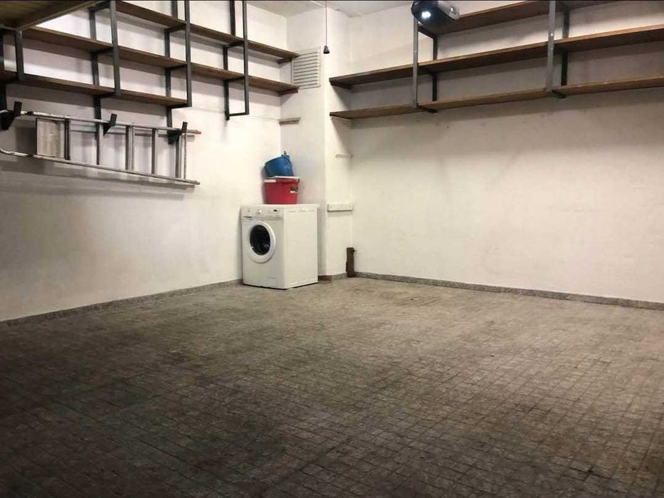 Garagem dois carros, mota, arrumos