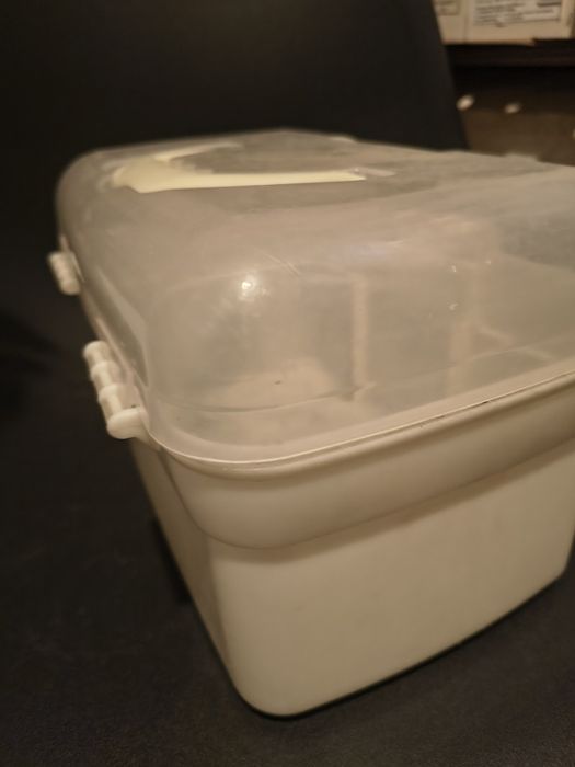 skrzynka na szczotki do pielęgnacji konia