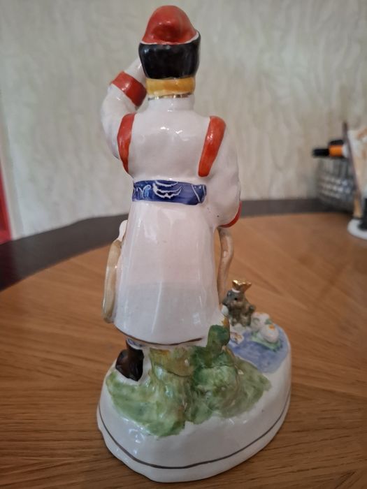 Фарфоровая статуэтка