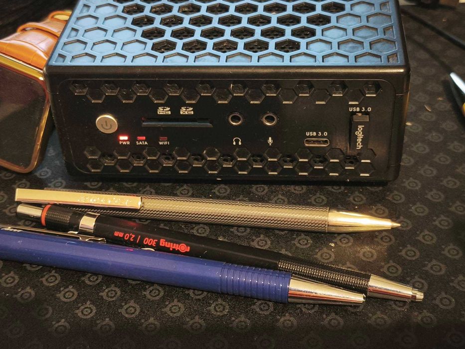 Computador mini, silencioso, em ótimo estado e com caixa.