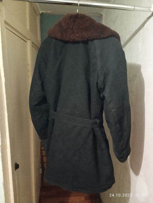 Бушлат демисезонный черного цвета длинный.