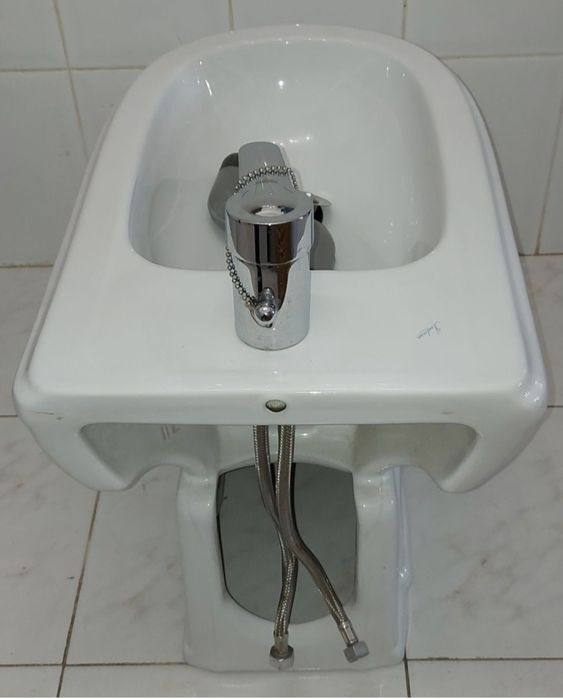 Bidé c/ torneira Grohe e/ou necessário casa de banho e/ou seca toalhas