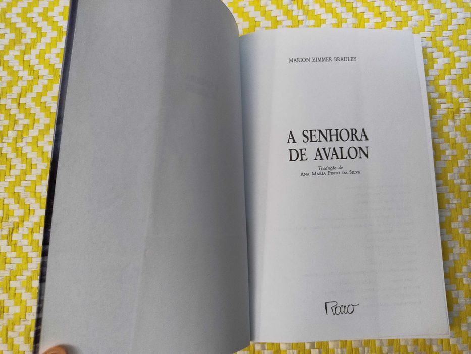 A SENHORA DE AVALON – 
Marion Zimmer Bradley
