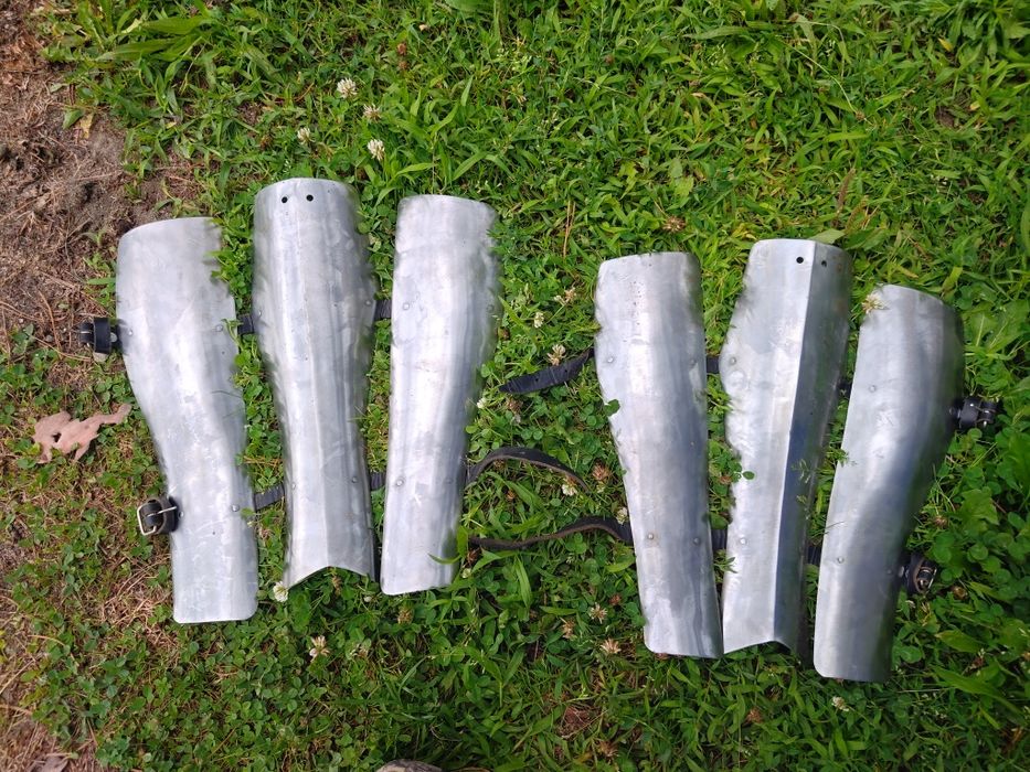 Nowe polerowane kute stalowe nagolennice segmentowe  zbroja rycerz Grunwald 2 mm