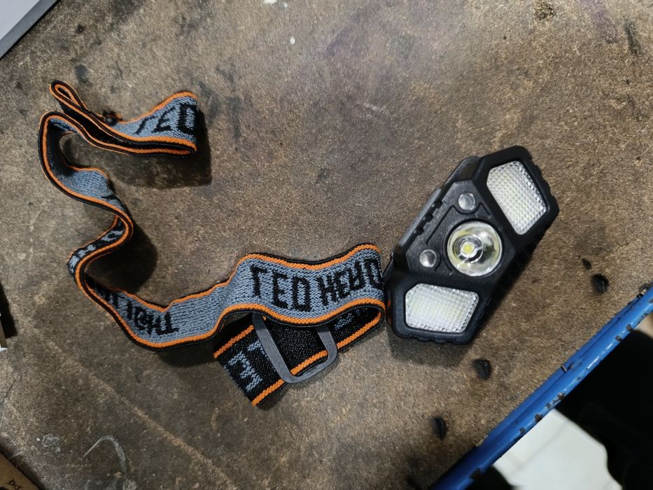 Lanternas de LED novas para utililizar na cabeça, a  bateria,