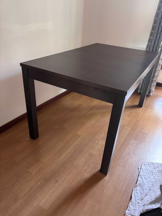 Conjunto de mesa e cadeiras