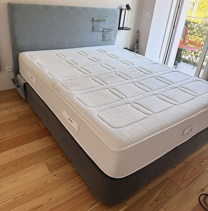 Sommier em pele cinza 160x200 c/ cabeceira forrada + colchão Pikolin