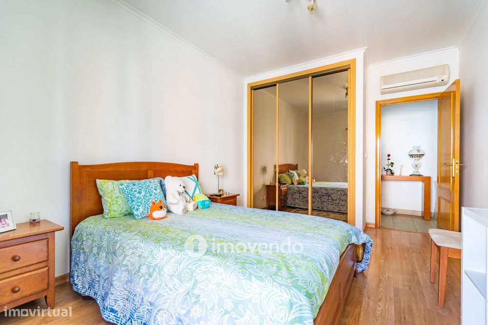 Apartamento T3 com áreas amplas, varandas e arrecadação, em Alverca