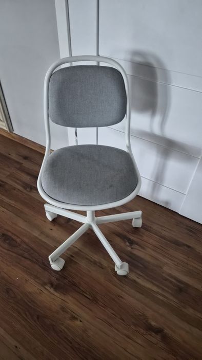 Szare krzesło obrotowe Ikea Orfjall