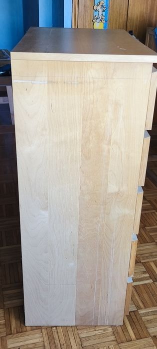 Comoda Malm do IKEA com 6 gavetas.