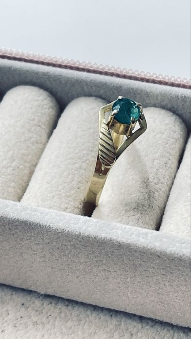 Anel de ouro 18k com 1 esmeralda grande.