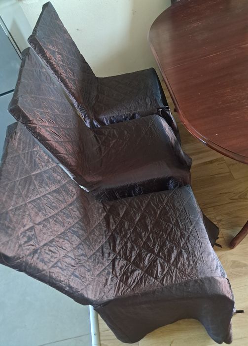 Stół rozkładany z krzesłami
