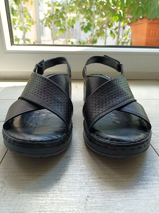 Skórzane sandały na koturnie czarne rozmiar 38