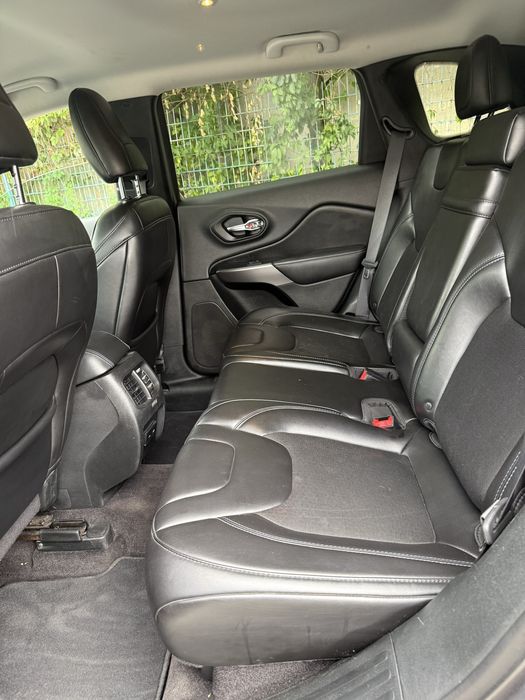 Продам свій автомобіль Jeep Cheeroke 2019