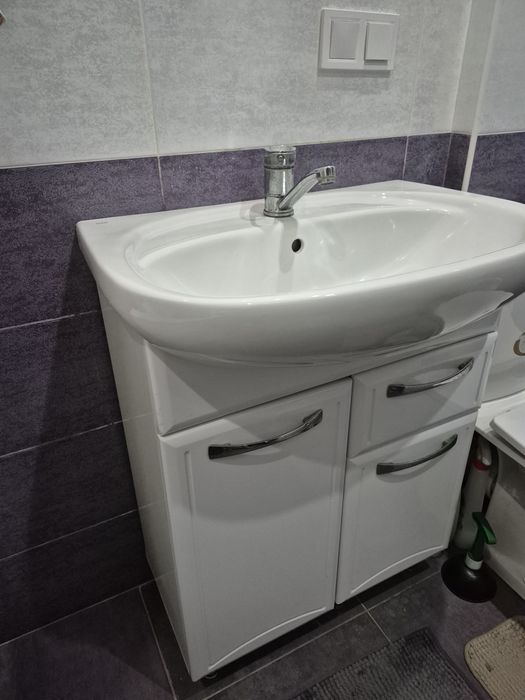 Продам в гарному стані  тумбу під умивальник разом з умивальником і кр