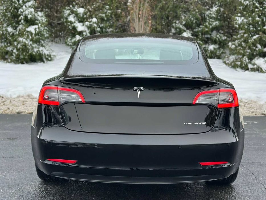 Tesla Model 3 Long Range      2022