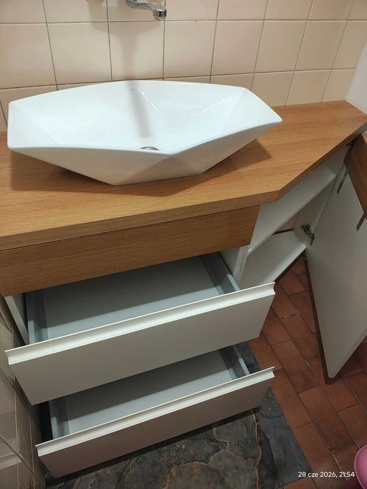 Szafka łazienkowa z umywalką