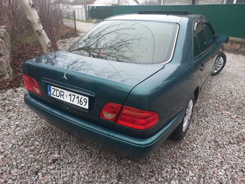 Mercedes-Benz E 210 2.0D