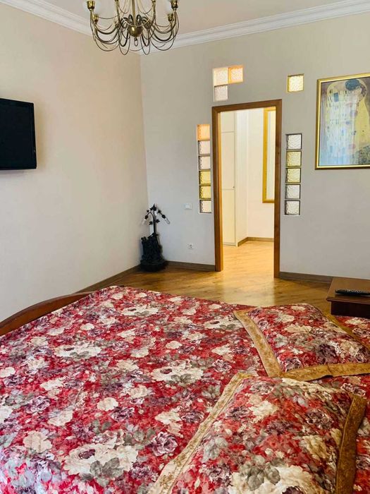 Продам красивую 2к сталинку в самом центре города