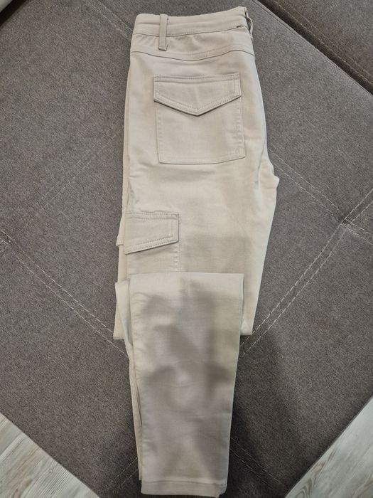 Бежеві штани з карманами