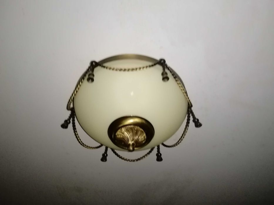 Par de candeeiros de teto em latão polido com vidro opaco bege