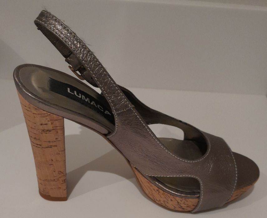 Sandálias douradas salto alto tamanho 36 salto com 12 cm marca lumaca