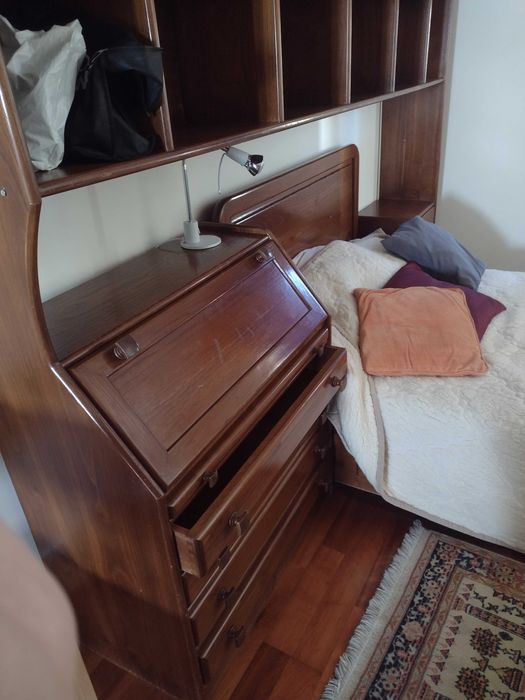 Móvel de cama de madeira com estante