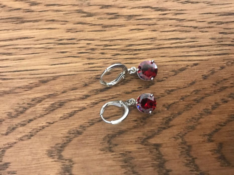 Argolas e fio com pendente (disponível em 4 cores diferentes)