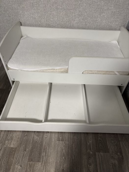 Дитяче ліжко з бортиком та висувною шухлядою