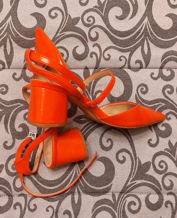 Sapato encarnado marca Bershka