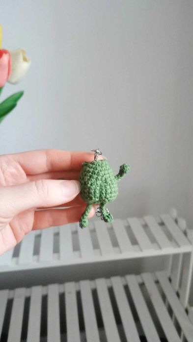 Żabka na szydełku, breloczek, zawieszka handmade