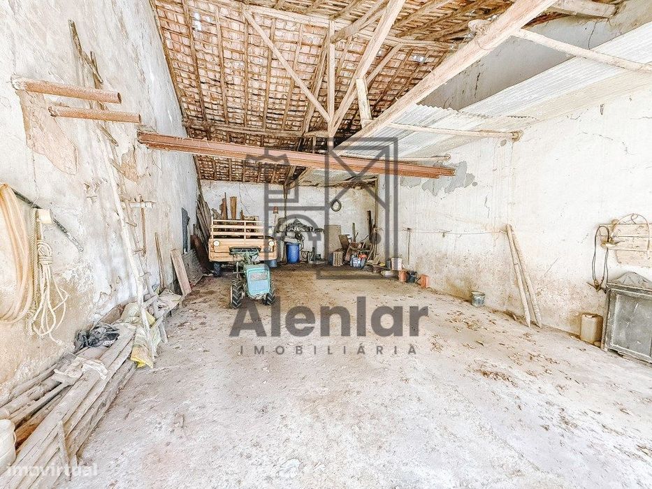 Adega com ótimo Pé-direito a 10 minutos de Alenquer