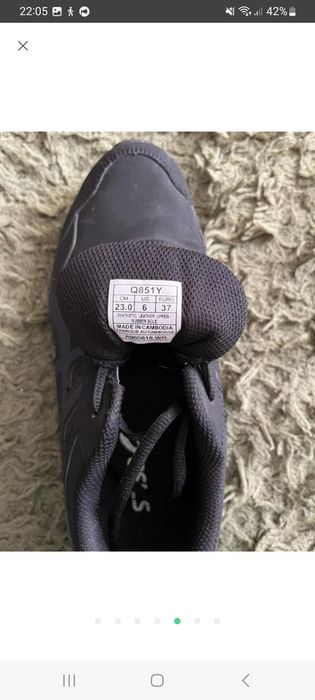 Кросівки бренду ASICS