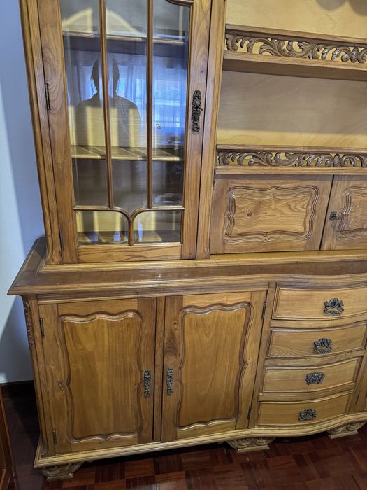 Móvel de loiça de madeira