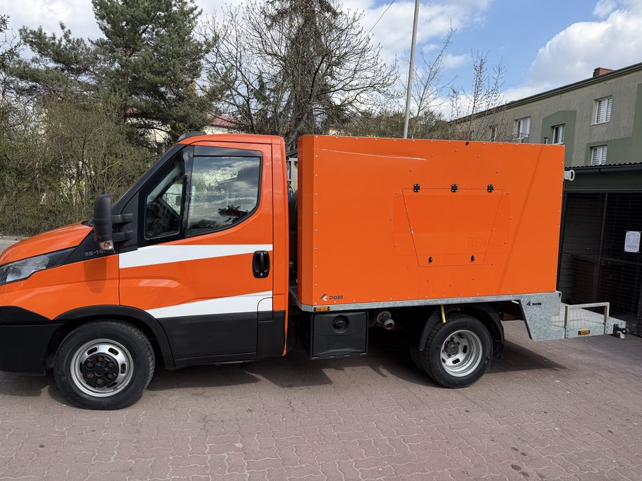 Wynajme auto do obslugi toalet przenosnych kabin wc