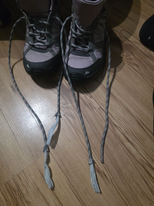 Sprzedam dziecięce buty trekkingowe Quechua .
