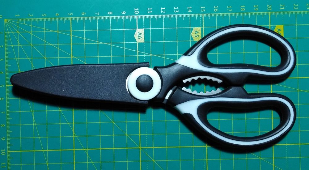 Кухонні ножиці з чохлом