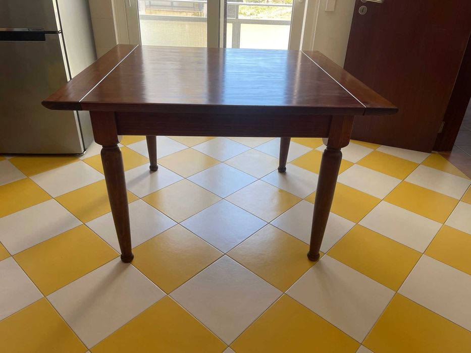 Mesa de sala ou cozinha com 4 cadeiras, usado em bom estado.