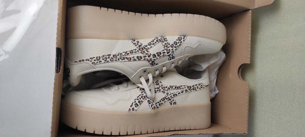 Жіночі кросівки нові